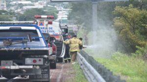 Vuelca pipa de combustible en el Circuito Exterior Mexiquense; hay reducción de carriles