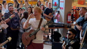 Ed Sheeran sorprende al cantar tumbados en Garibaldi y anuncia shows en México
