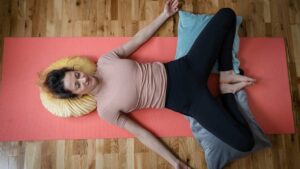 Yoga restaurativo: ¿qué es y cómo ayuda a recuperarse del estrés y ansiedad diarias?