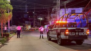 Queman camión urbano con cinco cuerpos en Acapulco; otros dos taxis son quemados