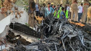 ¿Quién es Vishwash Kumar Ramesh, el único sobreviviente del avionazo en India, y cómo salvó su vida?