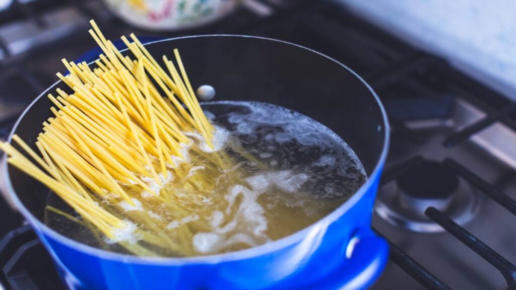 ¿Le echas aceite a la pasta para que no se pegue? Ve por qué esto no sirve, según expertos