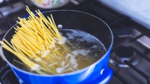 ¿Le echas aceite a la pasta para que no se pegue? Ve por qué esto no sirve, según expertos