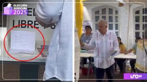 Captan a AMLO con “acordeón” para votar en elección judicial 2025