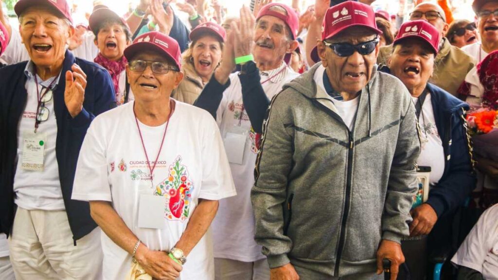 Adultos mayores con INAPAM acceden a programas sociales