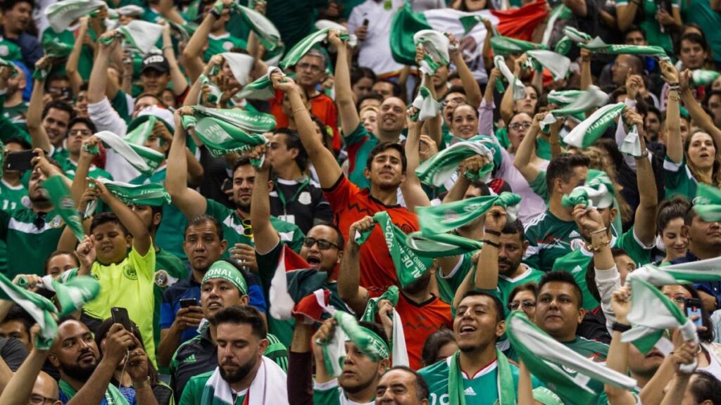 Aficionados de México comparten experiencia en partido de la selección