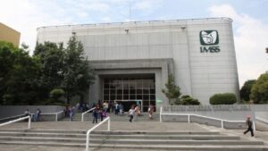 Agresión en IMSS de Colima: guardias de seguridad golpean a derechohabiente; convulsiona