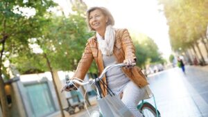 ¿Andar en bicicleta ayuda contra la demencia y el Alzheimer? Esto dice estudio