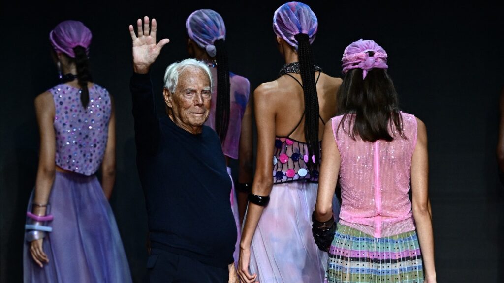 Muere Giorgio Armani, así cambió las pasarelas el "último zar de la moda"