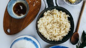 Sin vinagre ni limón: trucos que sí funcionan para que el arroz no se pegue, según los chefs
