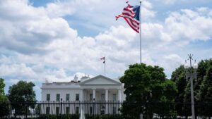 Las nuevas astas bandera de Trump ya ondean en la Casa Blanca: así se ven hoy