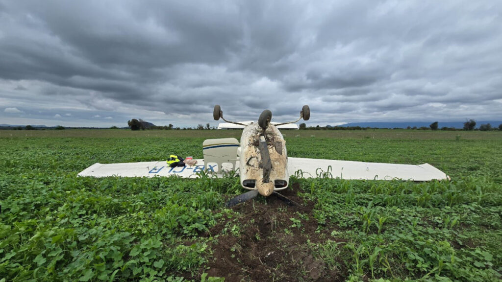 Aterrizaje forzoso en Puebla: avioneta cae en campos de cultivo