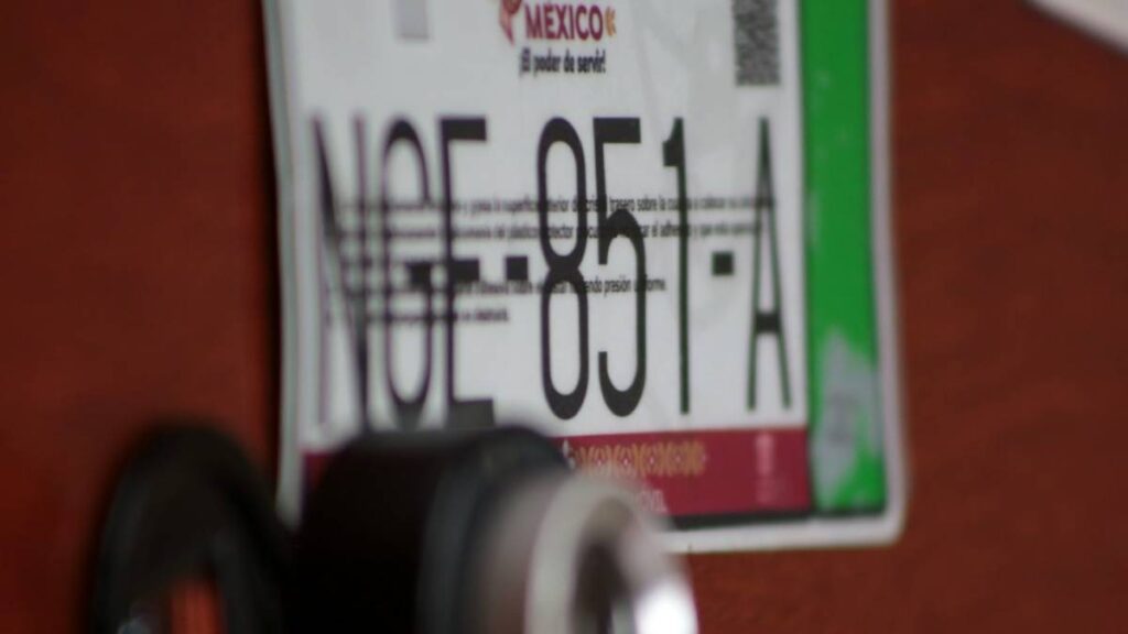 Checa si conviene dar de baja las placas de tu auto.
