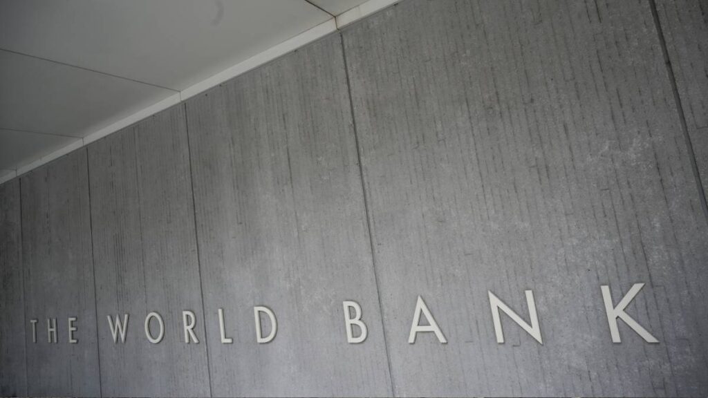 Banco Mundial alerta sobre desaceleración global y golpe económico a América Latina por aranceles de EE. UU.