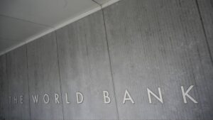 Banco Mundial alerta sobre desaceleración global y golpe económico a América Latina por aranceles de EE. UU.
