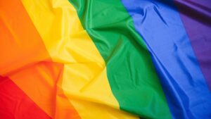 Bandera LGBTI+: origen, historia y significado del símbolo del orgullo