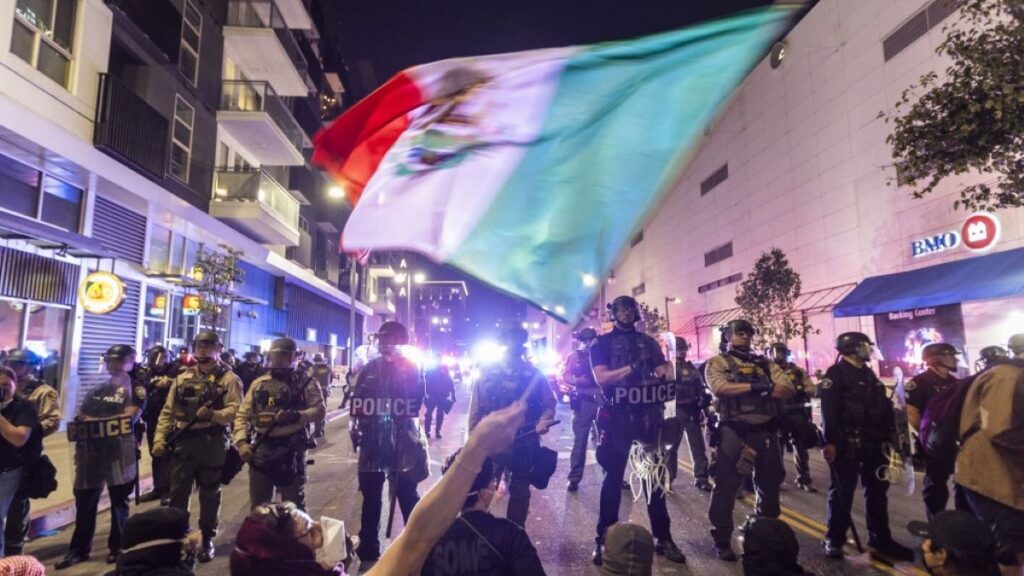 El uso de la bandera mexicana en protestas en Los Ángeles desata polémica: para Trump es símbolo de invasión, para otros, de identidad.
