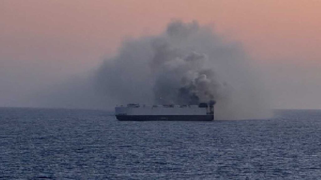 Buque Morning Midas que llevaba miles de autos a Michoacán sigue ardiendo  en el mar- UnoTV