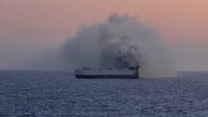 Tres días en llamas: buque que llevaba miles de autos a Michoacán sigue ardiendo en el mar