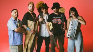 De Chile para el mundo: Calle Mambo defiende el derecho de migrar en su nuevo disco “Retumba la tierra”