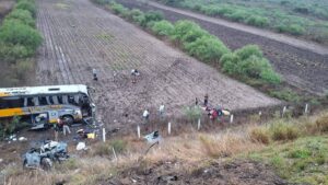 Camión de pasajeros vuelca tras chocar con auto en SLP; hay 4 muertos y 20 lesionados