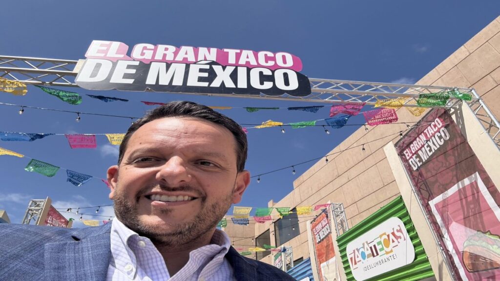 En un movimiento que ha causado revuelo político y mediático, Carlos Torres, esposo de la gobernadora de Baja California, Marina del Pilar Ávila, anunció su salida de los proyectos sociales en los que colaboraba de forma honoraria. A través de un comunicado difundido en redes sociales, aseguró que su decisión responde a la necesidad de “priorizar a su familia” y mantener la calma en medio de un entorno “polarizado y de señalamientos infundados”.
En sus palabras, Torres afirmó que se trata de una pausa voluntaria y expresó su confianza en el equipo que continuará con los programas en beneficio de miles de familias. También adelantó que se enfocará en nuevos proyectos personales y profesionales, sin precisar si regresará a la escena pública más adelante.
¿Le retiraron la visa a Carlos Torres?
Aunque la renuncia fue presentada como una decisión personal, el contexto sugiere otro panorama. En semanas recientes, Carlos Torres ha estado en el centro de la polémica debido a la presunta suspensión de su visa estadounidense, situación que detonó especulaciones en redes sociales y medios nacionales.
Aunque el gobierno de EE. UU. no ha ofrecido declaraciones oficiales, diversas fuentes apuntan a acusaciones de corrupción como posible causa de la medida. Su cercanía con Marina del Pilar ha intensificado el escrutinio público, especialmente porque su rol, aunque honorario, lo mantenía en un entorno de poder.
La renuncia de Torres podría interpretarse como una forma de bajar el perfil público mientras se esclarecen los señalamientos. Por ahora, el excolaborador asegura que permanecerá disponible para su círculo cercano y que esta etapa cerrada podría abrir nuevas oportunidades más adelante.