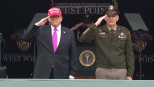Casa Blanca felicita a Trump en su cumpleaños 79; coincide con desfile militar y protestas