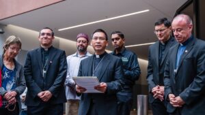 Celebran misa por el Día Mundial del Refugiado ante oficina de deportaciones en Estados Unidos