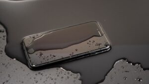 ¿Se mojó tu celular? Sigue estas recomendaciones: “Evita el arroz”