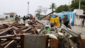 CFE reporta afectaciones por huracán Erick en Oaxaca; más de 120 mil usuarios sin luz