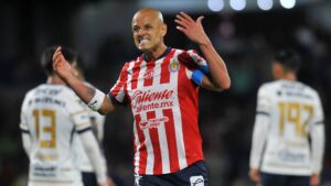 “Chicharito“ Hernández recibe fuerte golpe en la cara durante amistoso contra Atlante y sale del campo