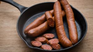 ¿Cómo pelar el chorizo o cualquier otro embutido fácil y sin romperlo?