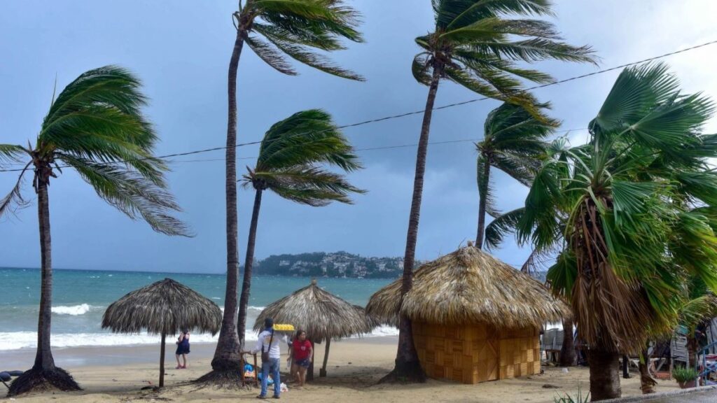 Se espera que el sistema se intensifique a tormenta tropical esta misma noche.
