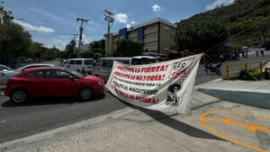 Maestros de la CNTE bloquean Ramal Camelinas, en Morelia