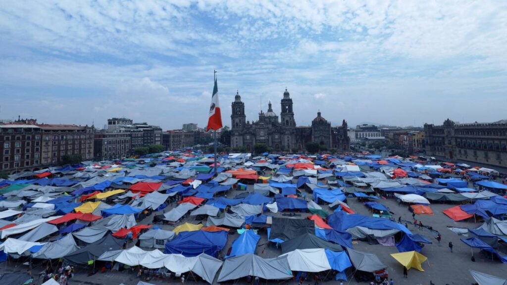 "La lucha sigue": CNTE levanta plantón en el Zócalo de CDMX; anuncian nueva fase de movilizaciones