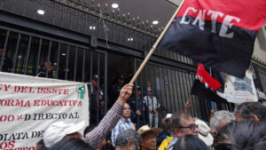 Segob y SEP llaman a CNTE a continuar diálogo; condenan manifestación violenta