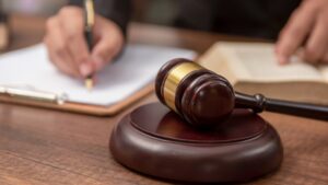 Mujer denuncia discriminación en EE. UU. por ser heterosexual