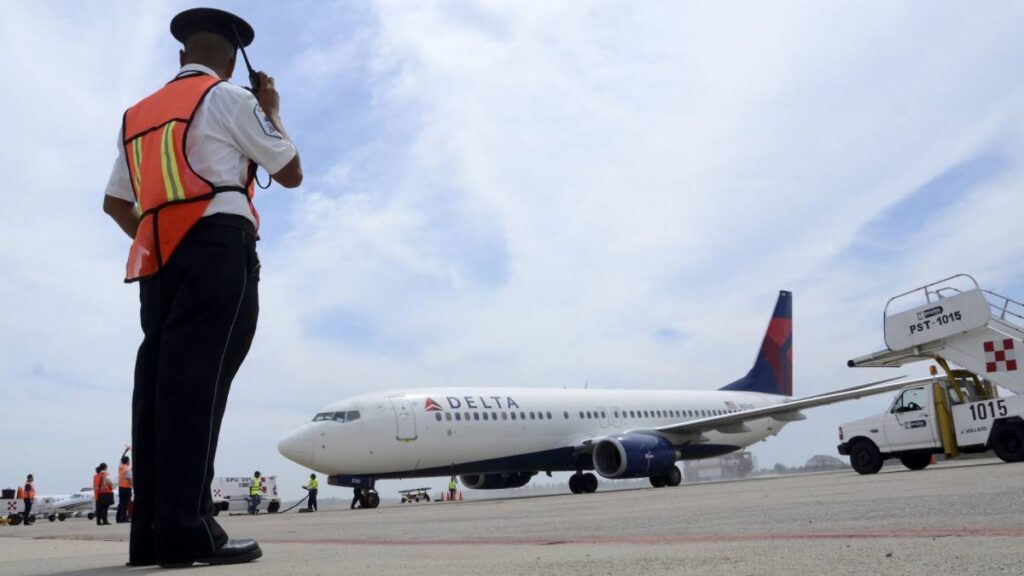 Reanudan vuelos comerciales en Acapulco tras paso de Erick