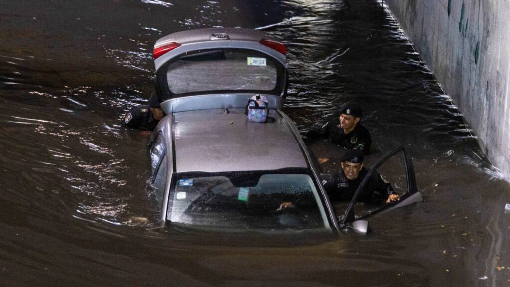 Carro inundado