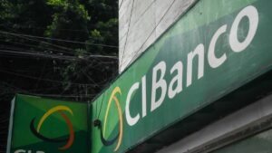 ¿Qué pasa con los ahorros que están en los bancos señalados por autoridades de EE.UU.?