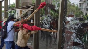 SEP condena nuevos hechos vandálicos en marcha de la CNTE; reitera llamado al diálogo