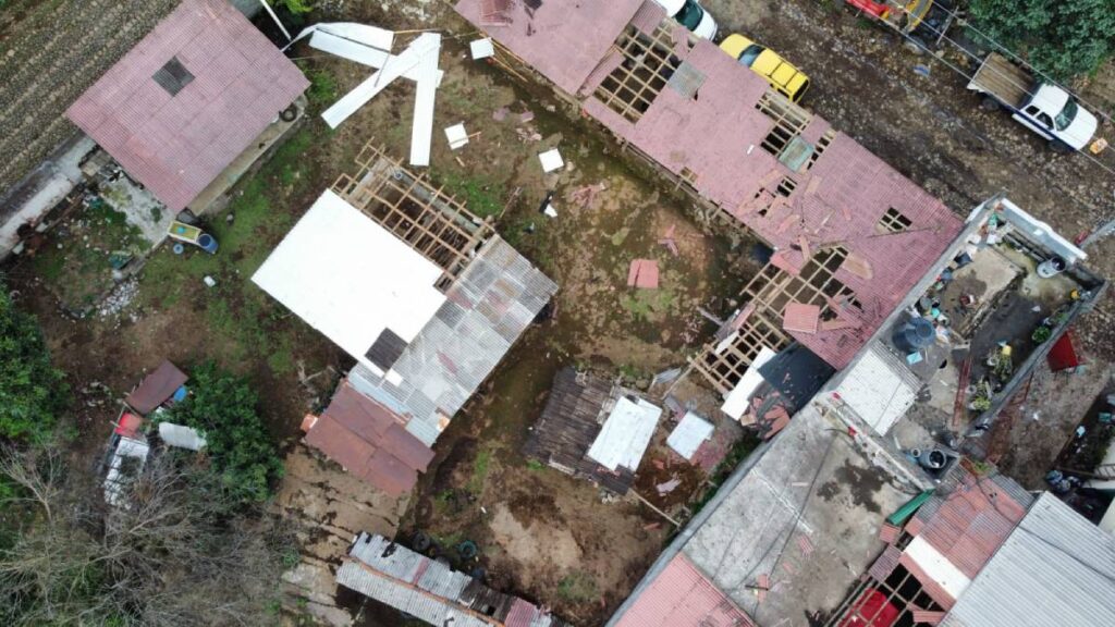 Culebra de agua desprendió techos de inmuebles en Michoacán.