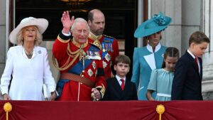 Desfile de cumpleaños de Carlos III rinde homenaje a víctimas de accidente de avión en India