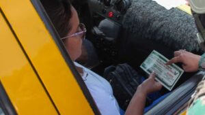 Dólares falsos caen desde el cielo en Ecuador: así buscan combatir crimen