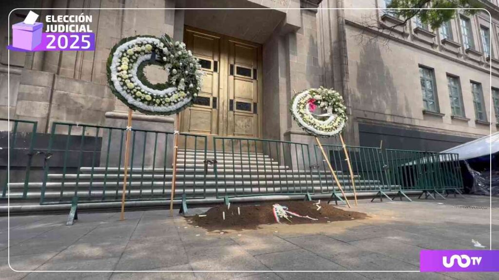 Este domingo 1 de junio, aparecieron coronas de rosas blancas frente a la entrada principal de la Suprema Corte de Justicia de la Nación (SCJN), en un acto simbólico que llamó la atención durante la jornada de la Elección Judicial 2025.