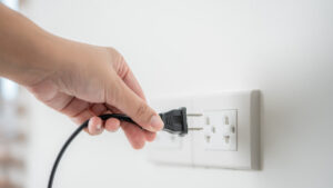 ¿Deberías desconectar tus aparatos eléctricos durante una tormenta eléctrica?