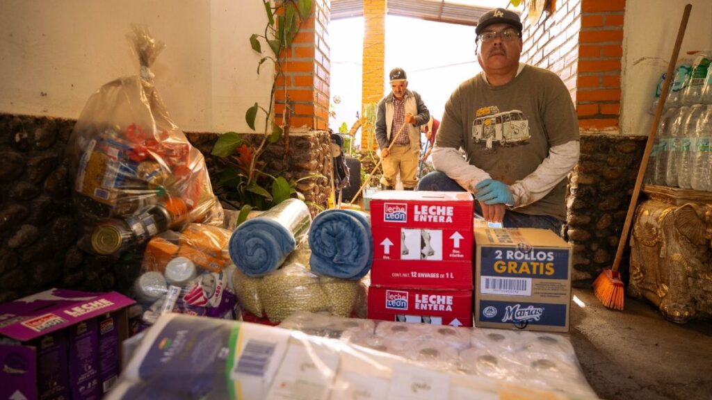 Entrega apoyos a familias damnificadas: Libia Dennise