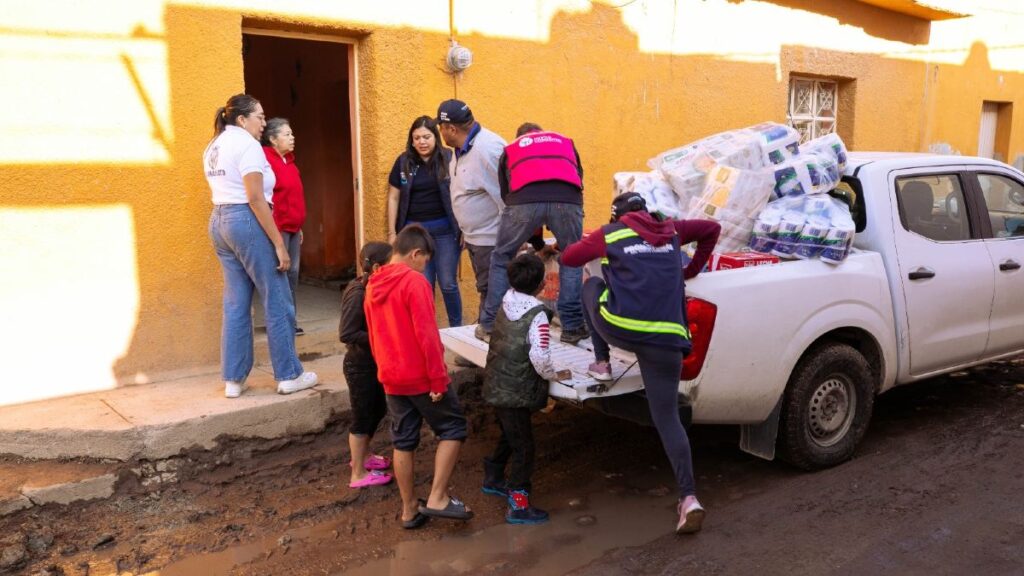 Entrega apoyos a familias damnificadas: Libia Dennise