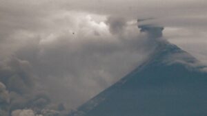 Volcán de Fuego en Guatemala detiene su actividad; alertan por flujos peligrosos