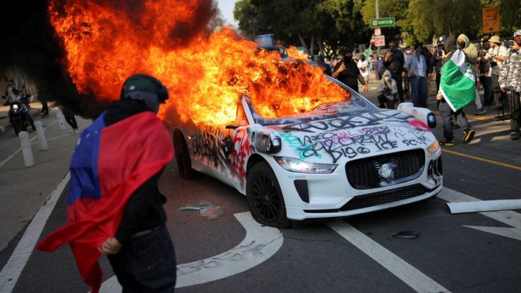 Escala violencia en protestas por redadas en Estados Unidos tras despliegue de la Guardia Nacional